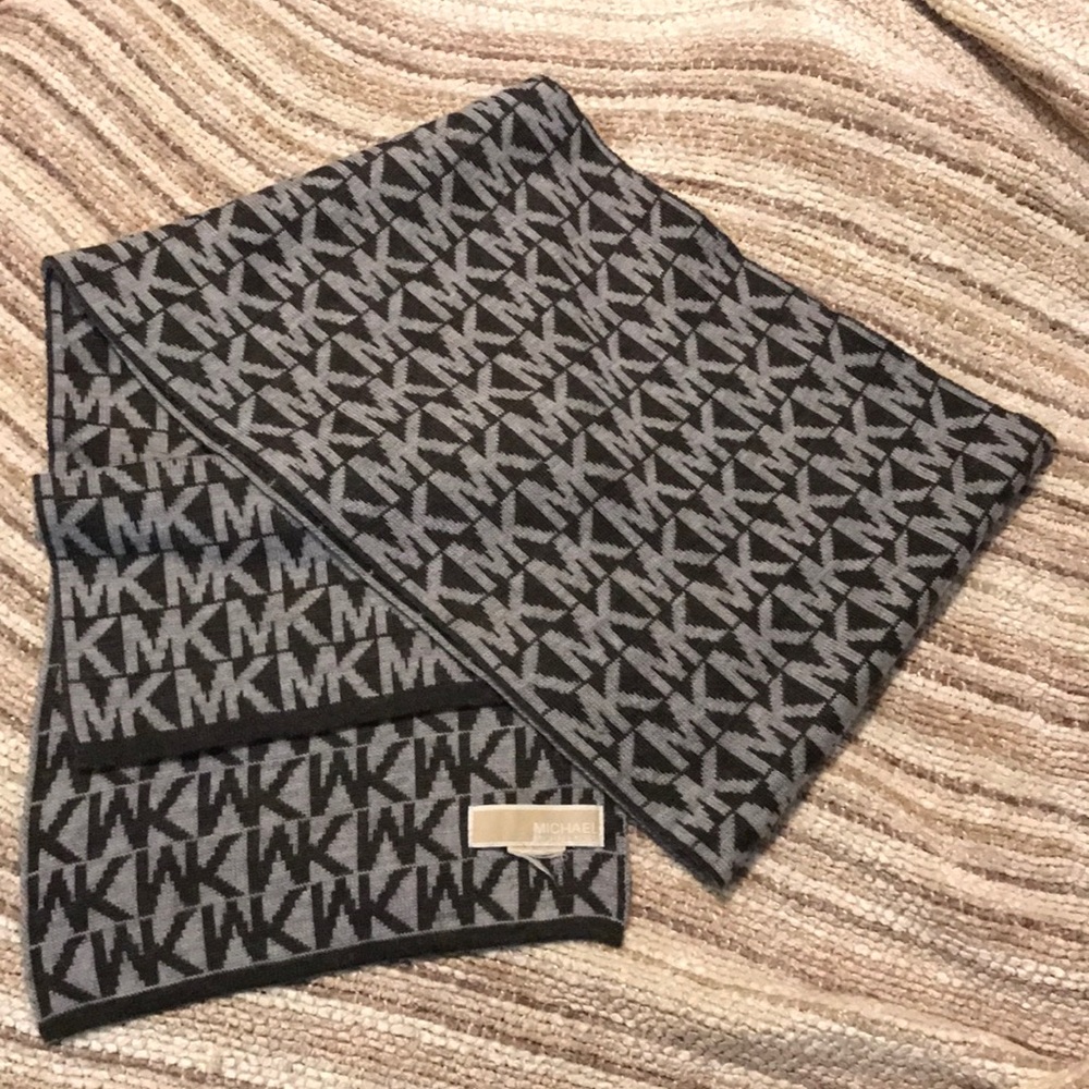 MICHAEL KORS SCARF